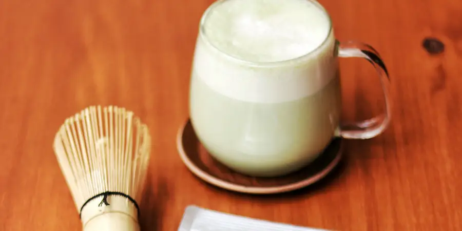 Matcha latte et fouet en bambou Kodama